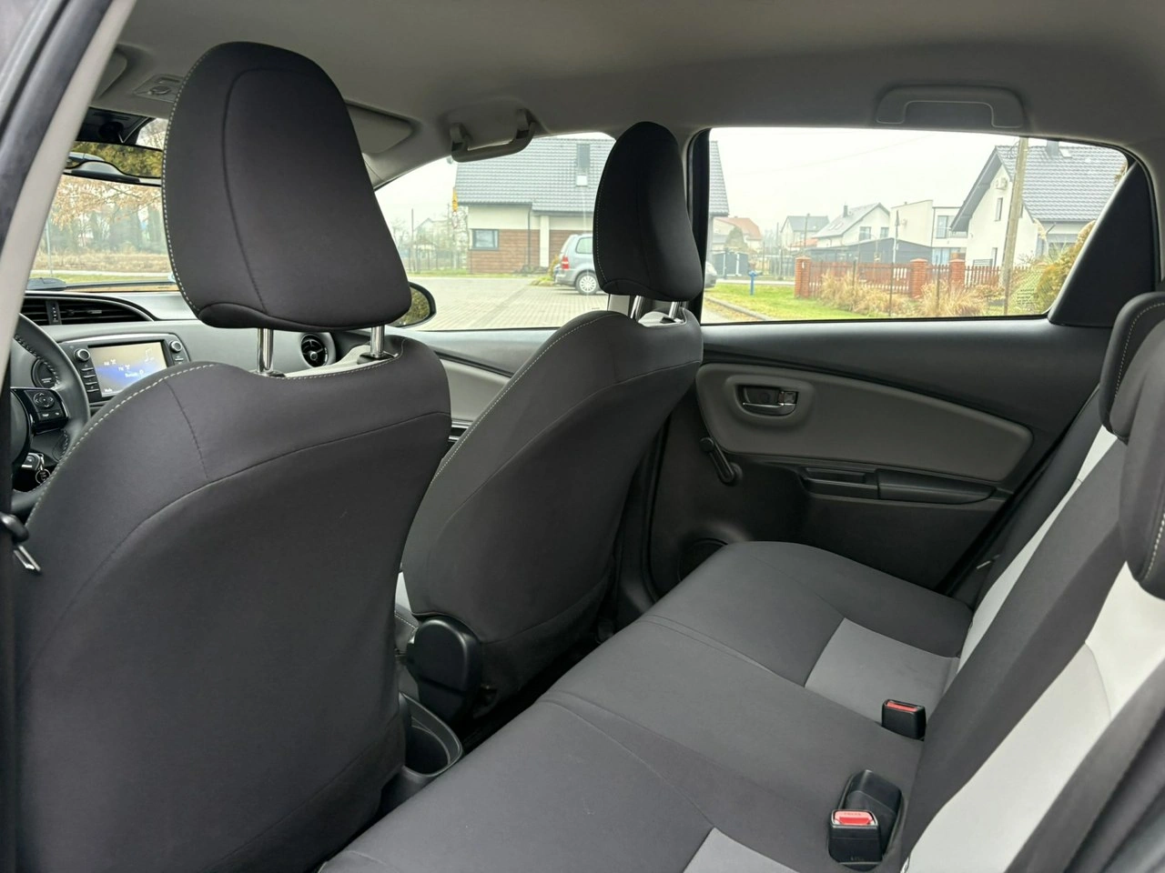 Toyota Yaris - Zdjęcie 9