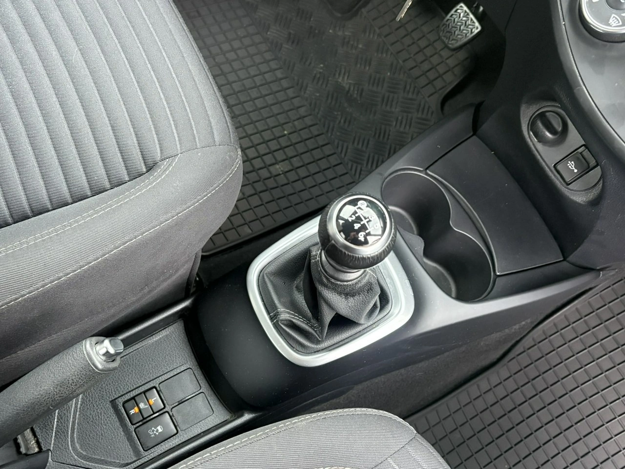 Toyota Yaris - Zdjęcie 17