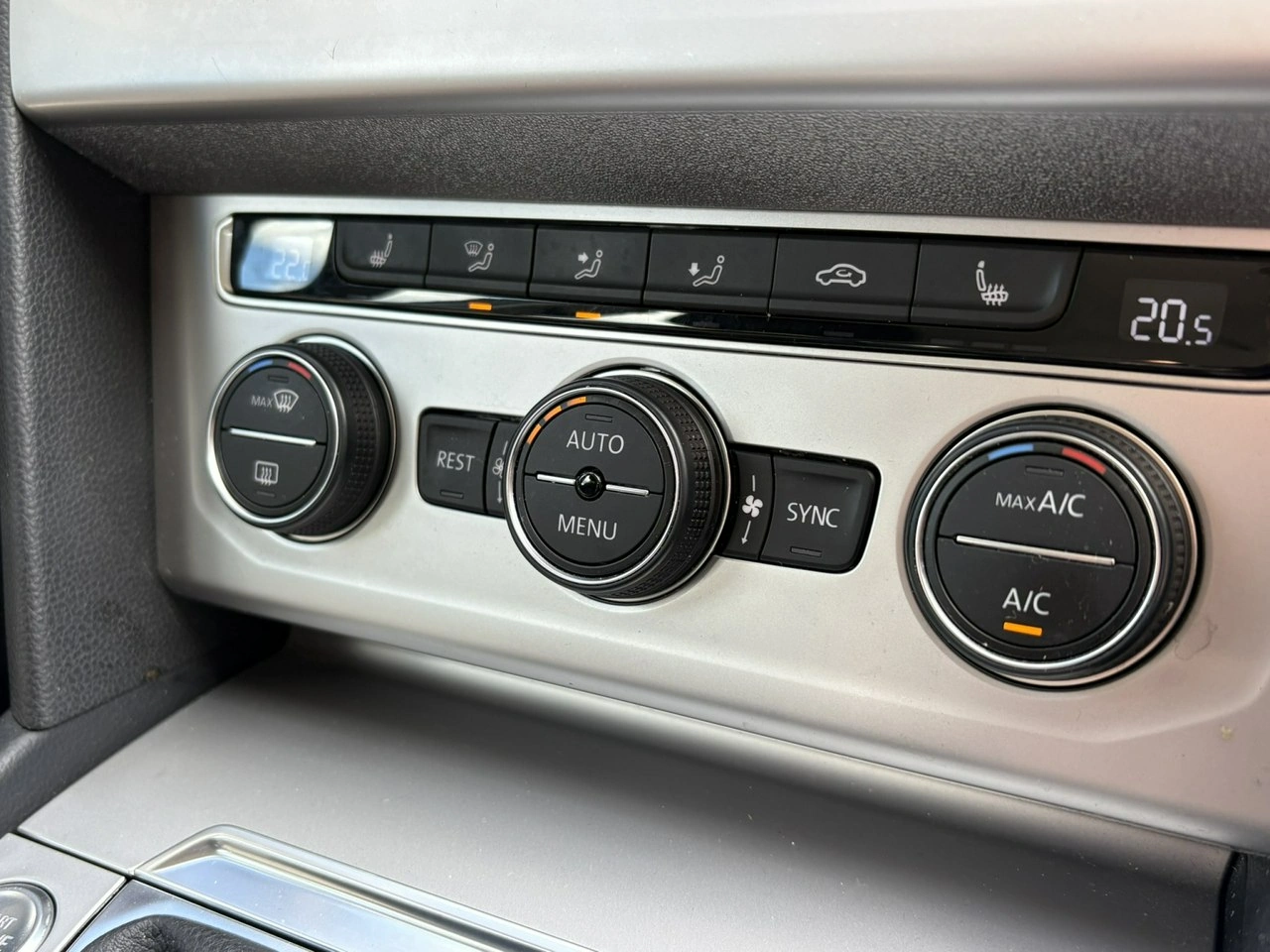 Volkswagen Passat Variant - Zdjęcie 16