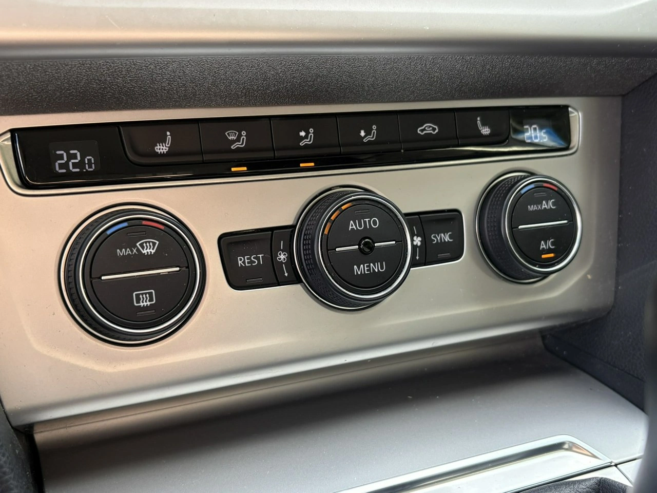 Volkswagen Passat Variant - Zdjęcie 22