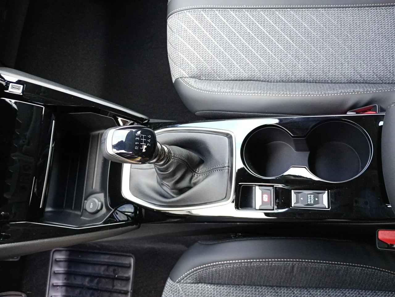 Peugeot 208 - Zdjęcie 33