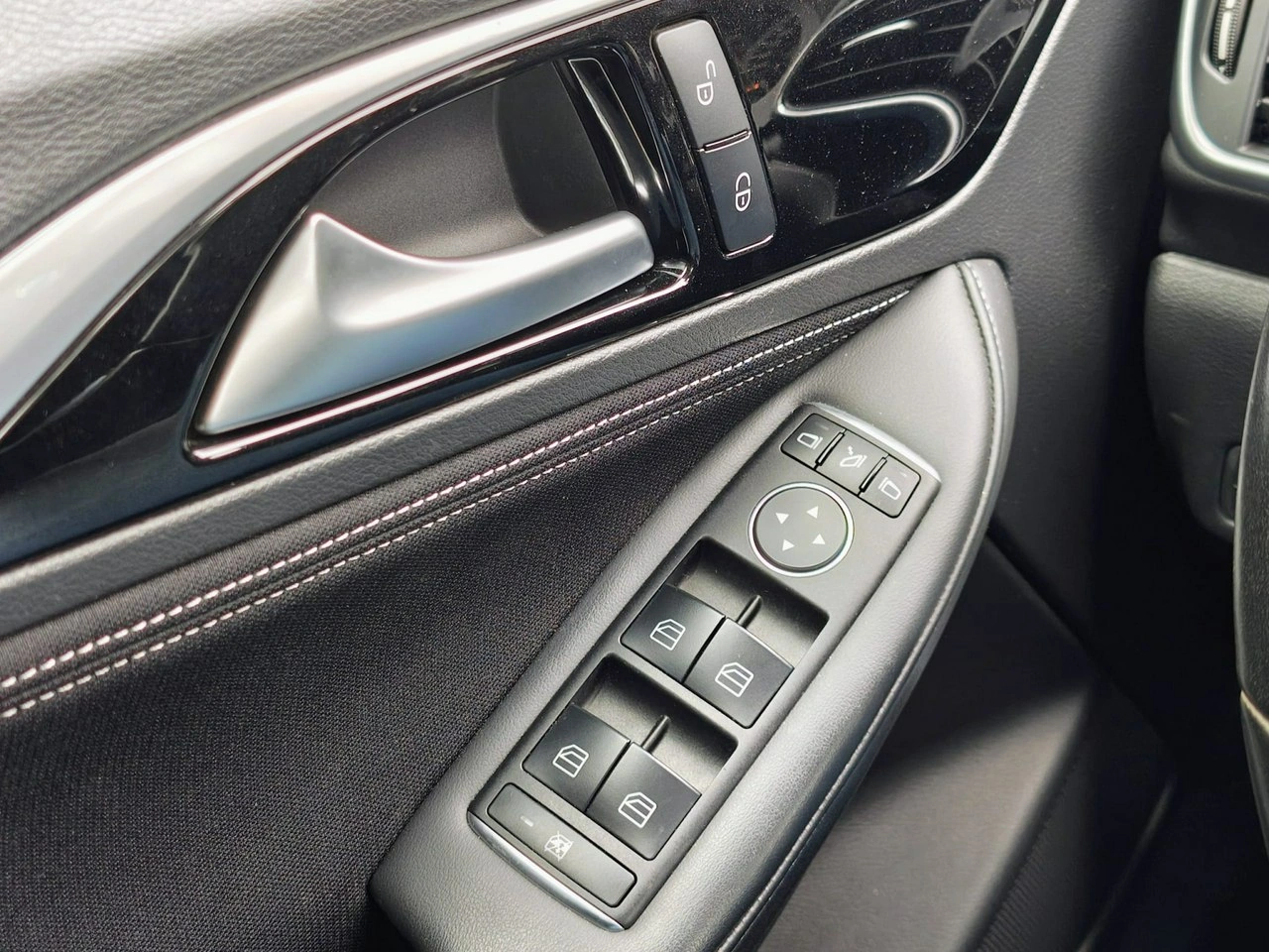 Infiniti Q30 - Zdjęcie 8