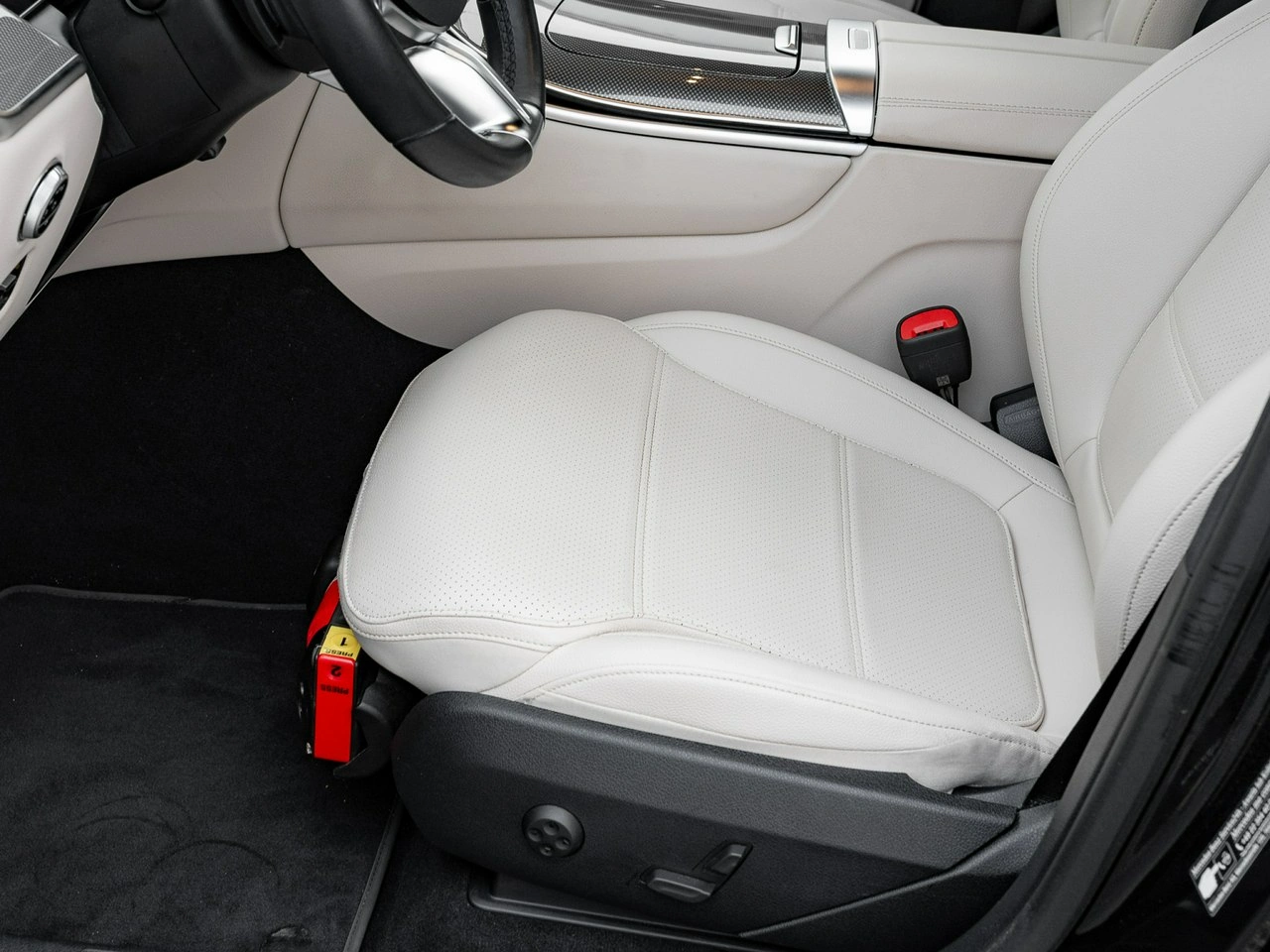 Mercedes GLC 300 - Zdjęcie 11