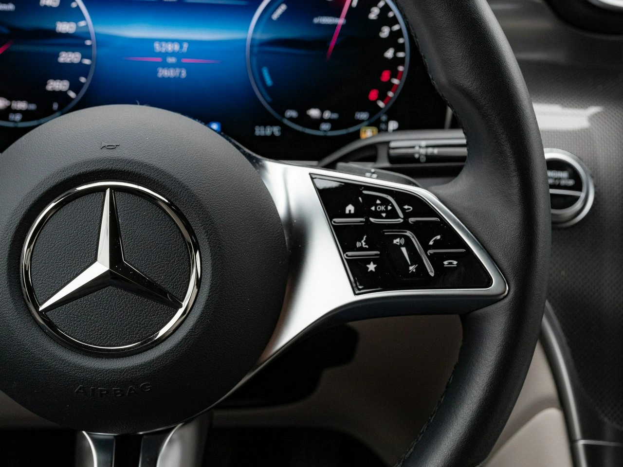 Mercedes GLC 300 - Zdjęcie 15