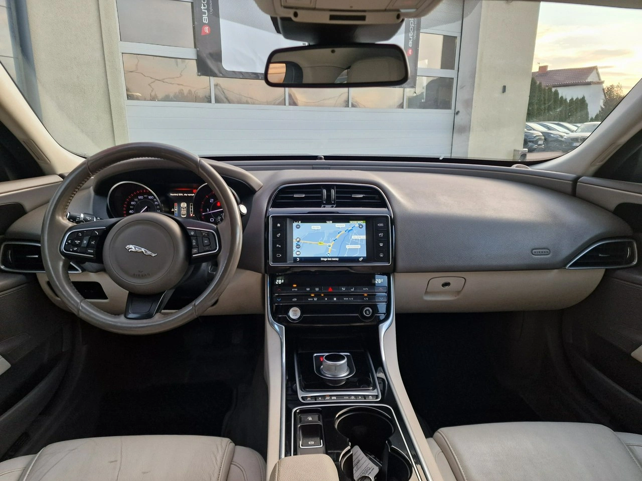 Jaguar XE - Zdjęcie 16