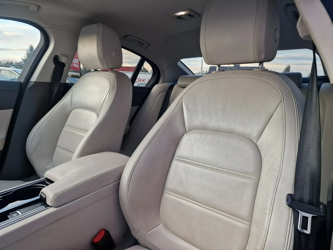 Jaguar XE - Zdjęcie 17