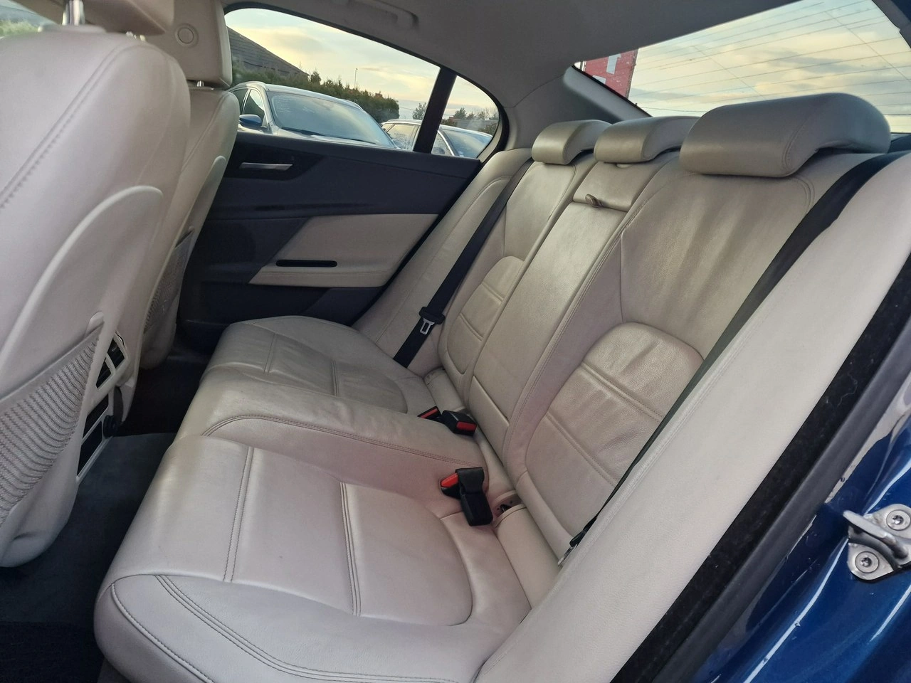 Jaguar XE - Zdjęcie 17