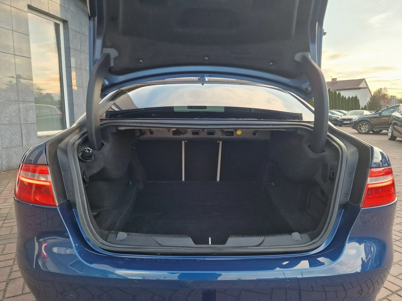 Jaguar XE - Zdjęcie 18