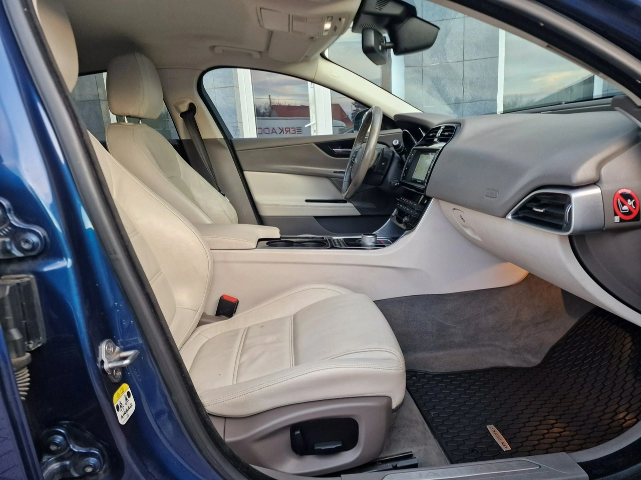 Jaguar XE - Zdjęcie 20