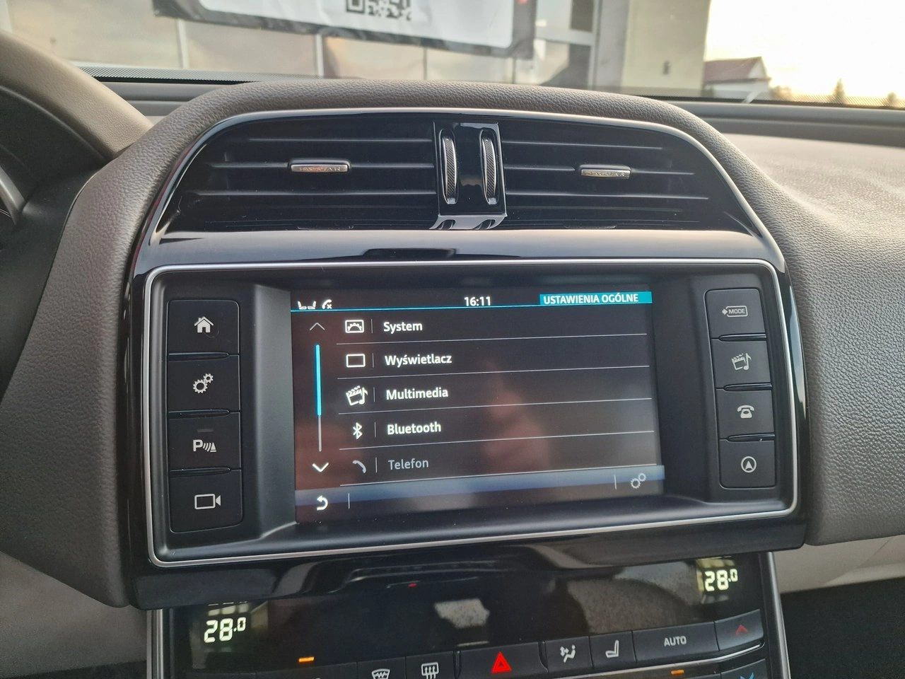 Jaguar XE - Zdjęcie 24