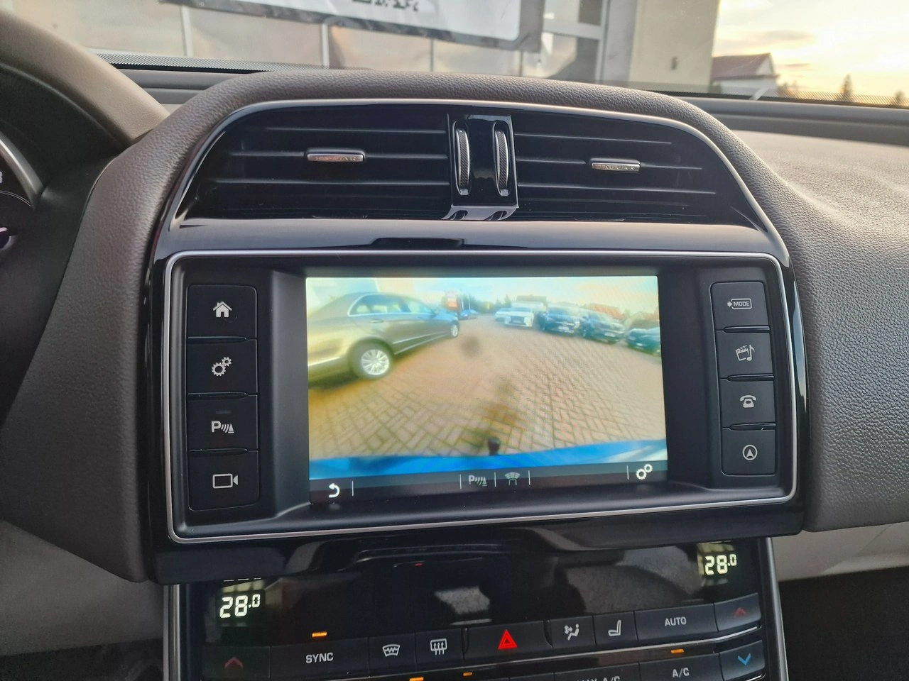 Jaguar XE - Zdjęcie 24