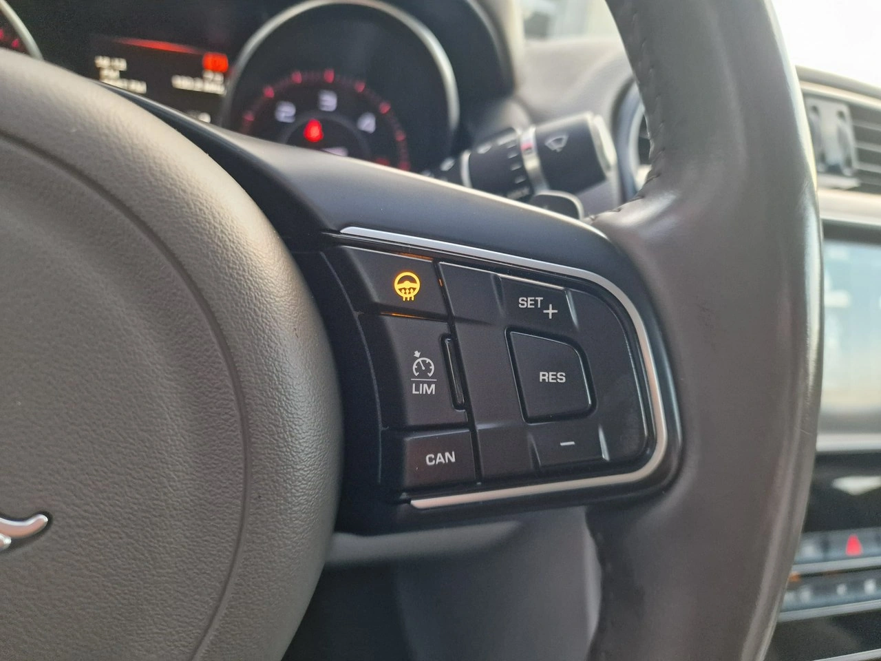 Jaguar XE - Zdjęcie 32