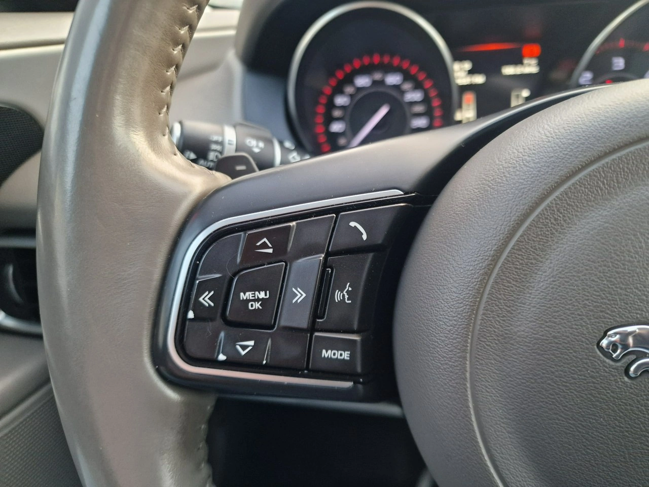 Jaguar XE - Zdjęcie 32