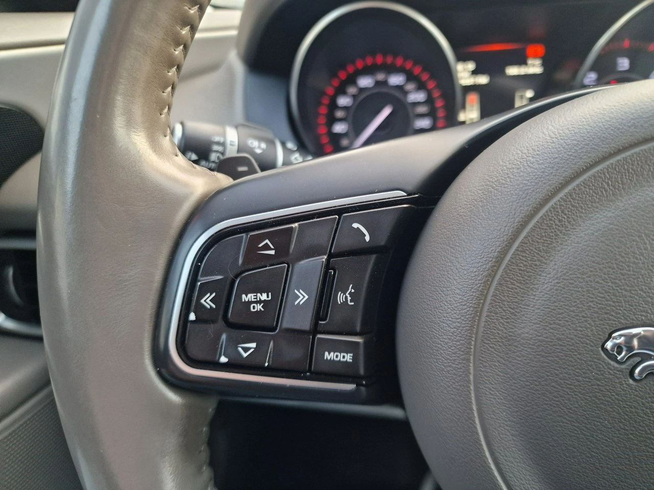 Jaguar XE - Zdjęcie 33