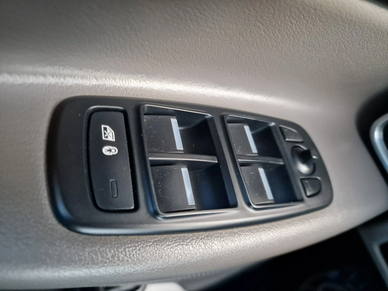 Jaguar XE - Zdjęcie 34