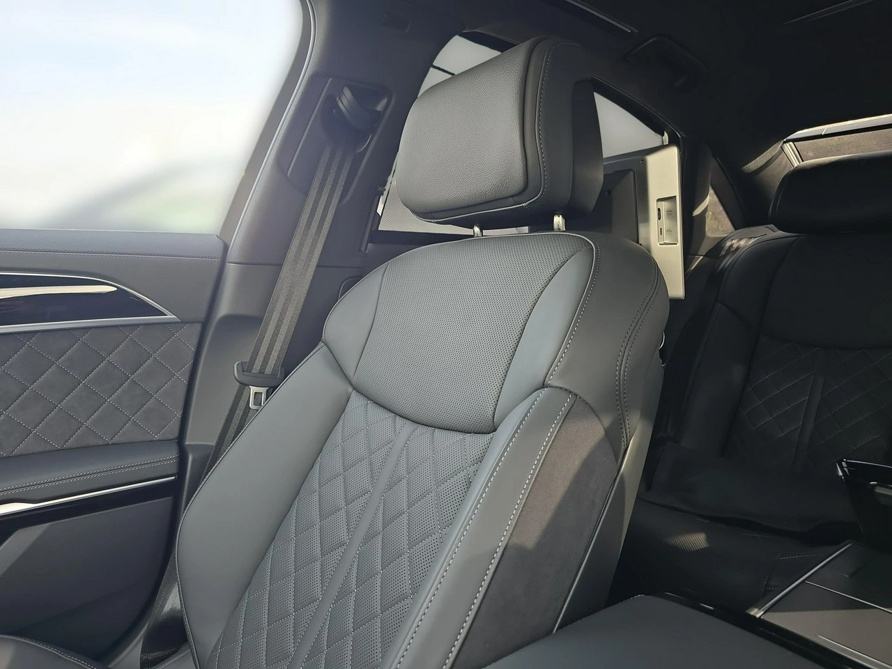 Audi A8 - Zdjęcie 25