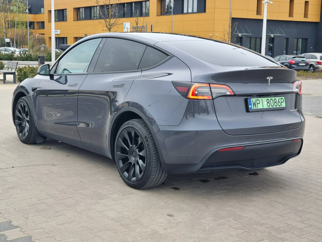 Tesla Y - Zdjęcie 2