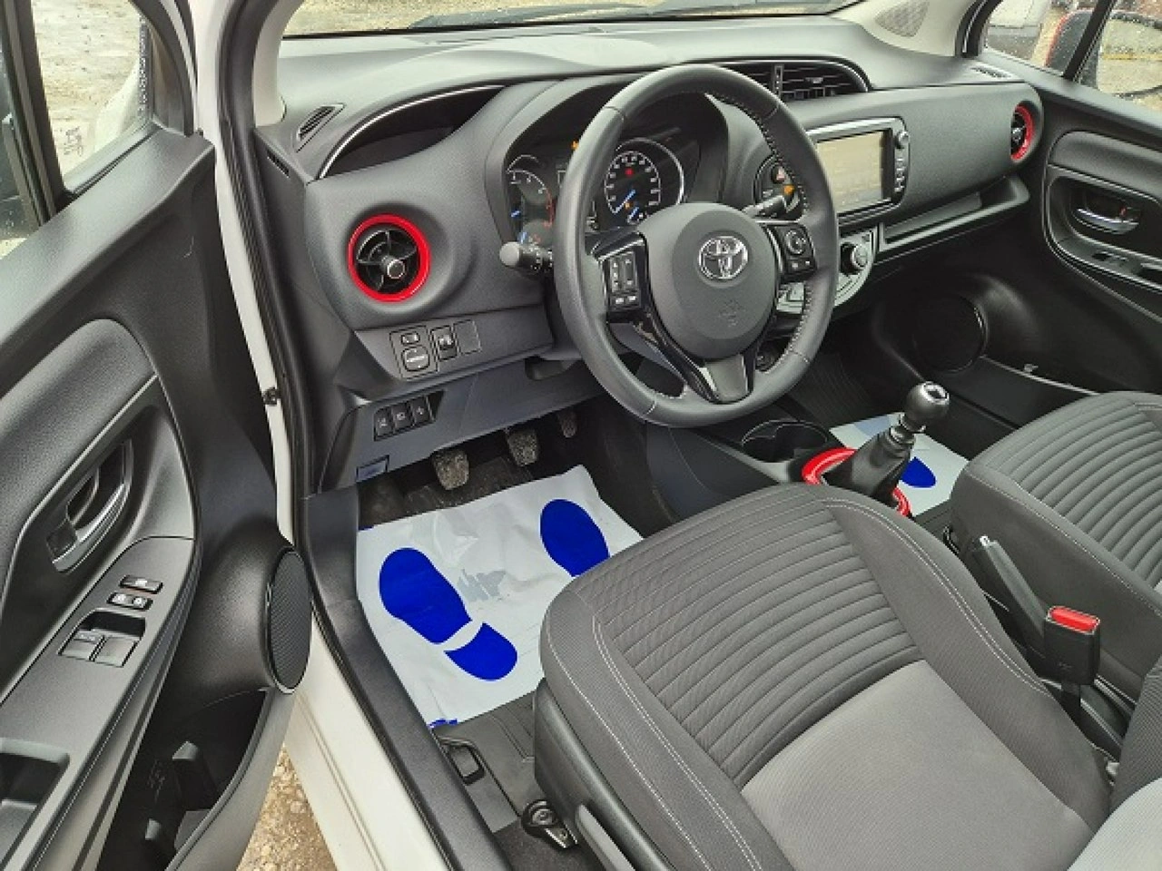 Toyota Yaris - Zdjęcie 12