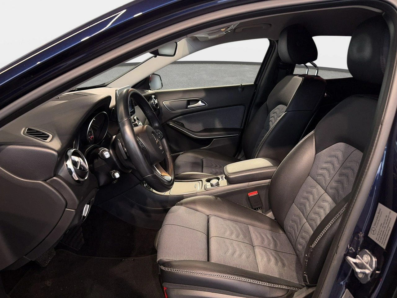 Mercedes GLA 180 - Zdjęcie 9