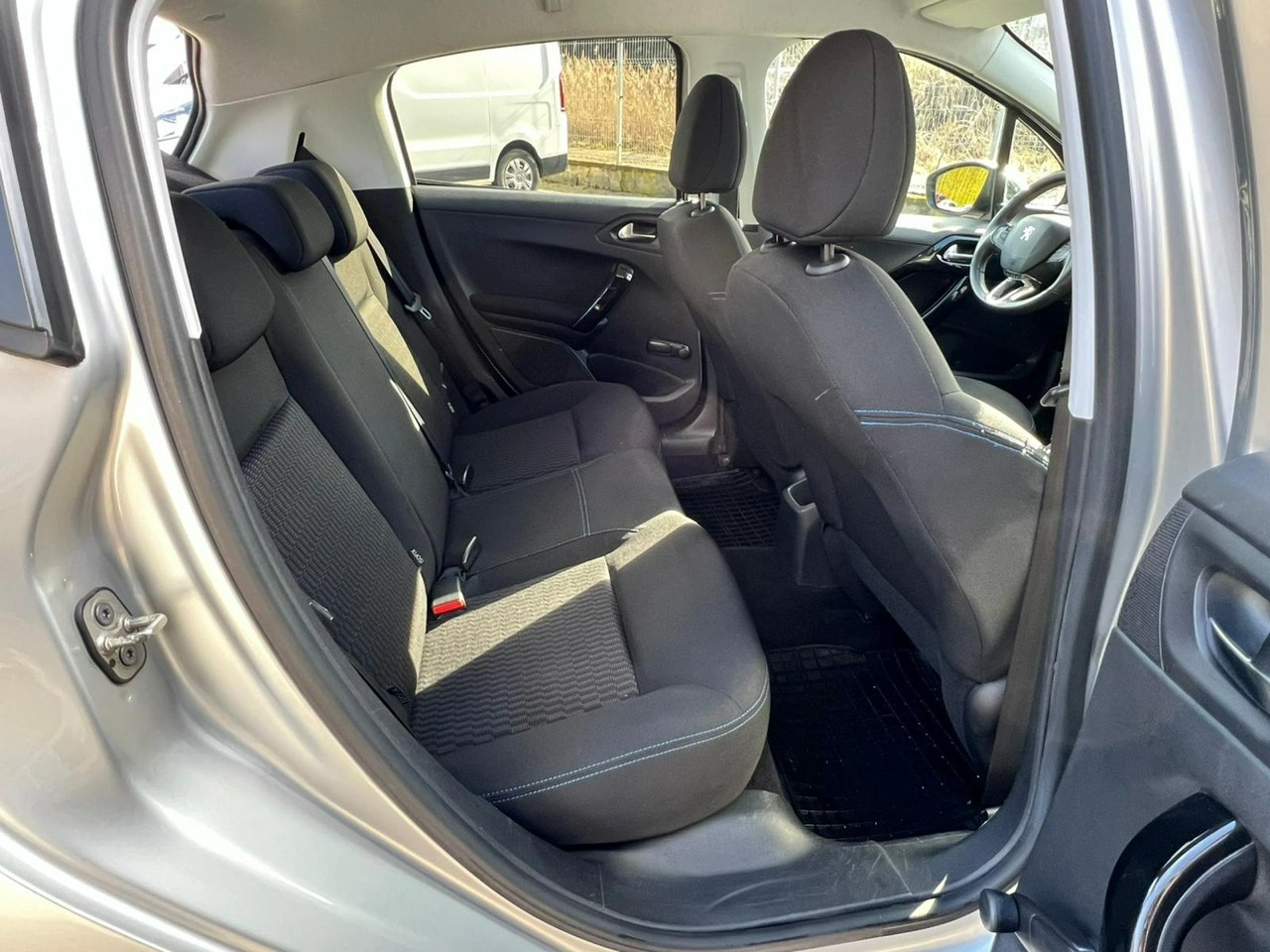 Peugeot 208 - Zdjęcie 15