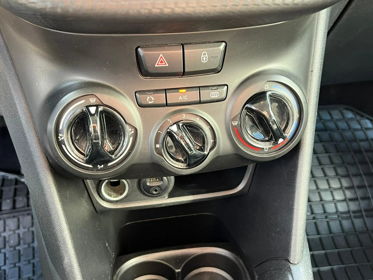 Peugeot 208 - Zdjęcie 17