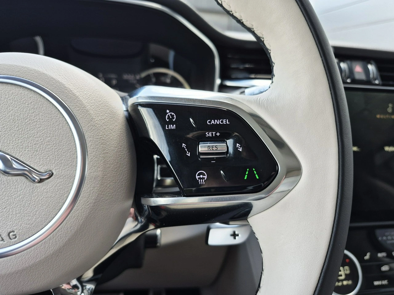 Jaguar F-Pace - Zdjęcie 30