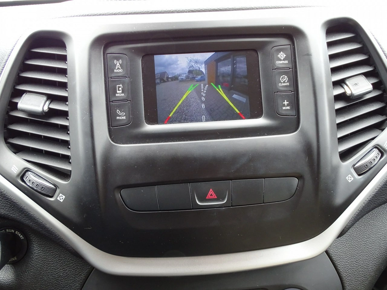 Jeep Cherokee - Zdjęcie 9