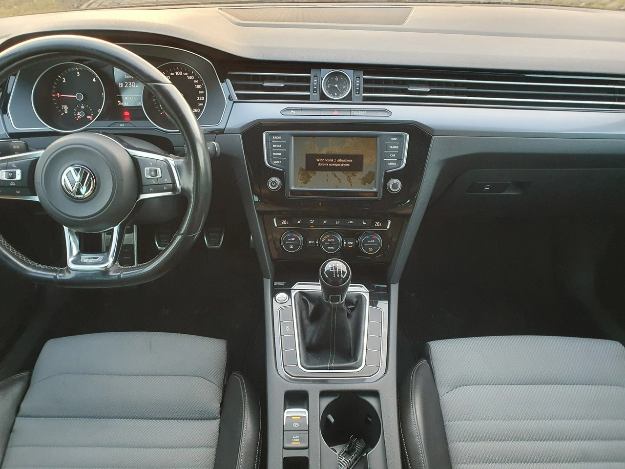 Volkswagen Passat - Zdjęcie 25