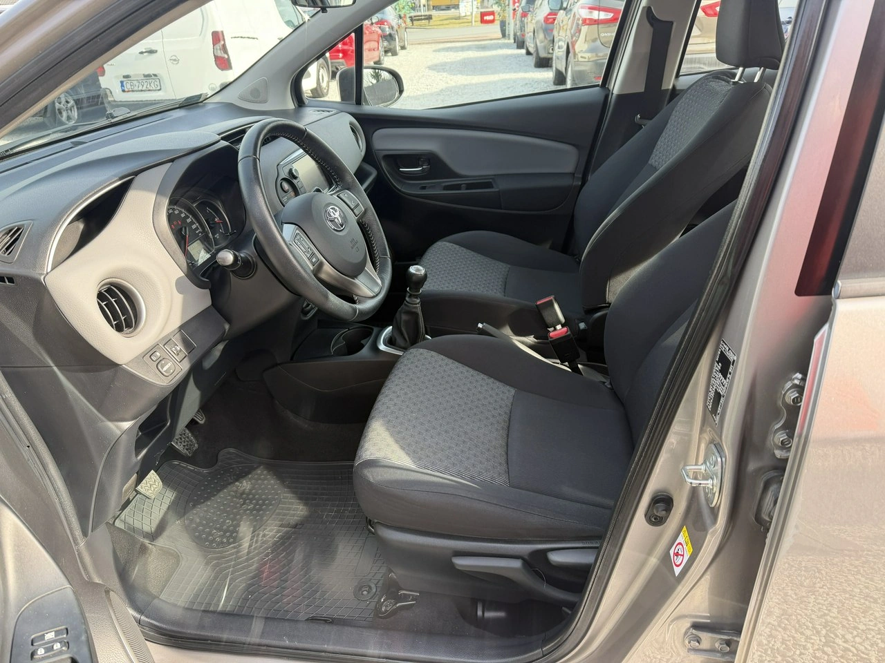 Toyota Yaris - Zdjęcie 10