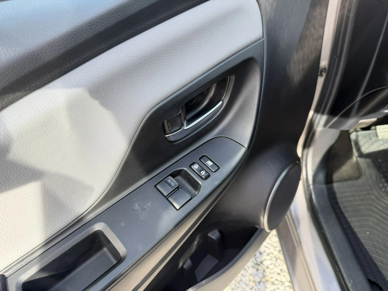 Toyota Yaris - Zdjęcie 11