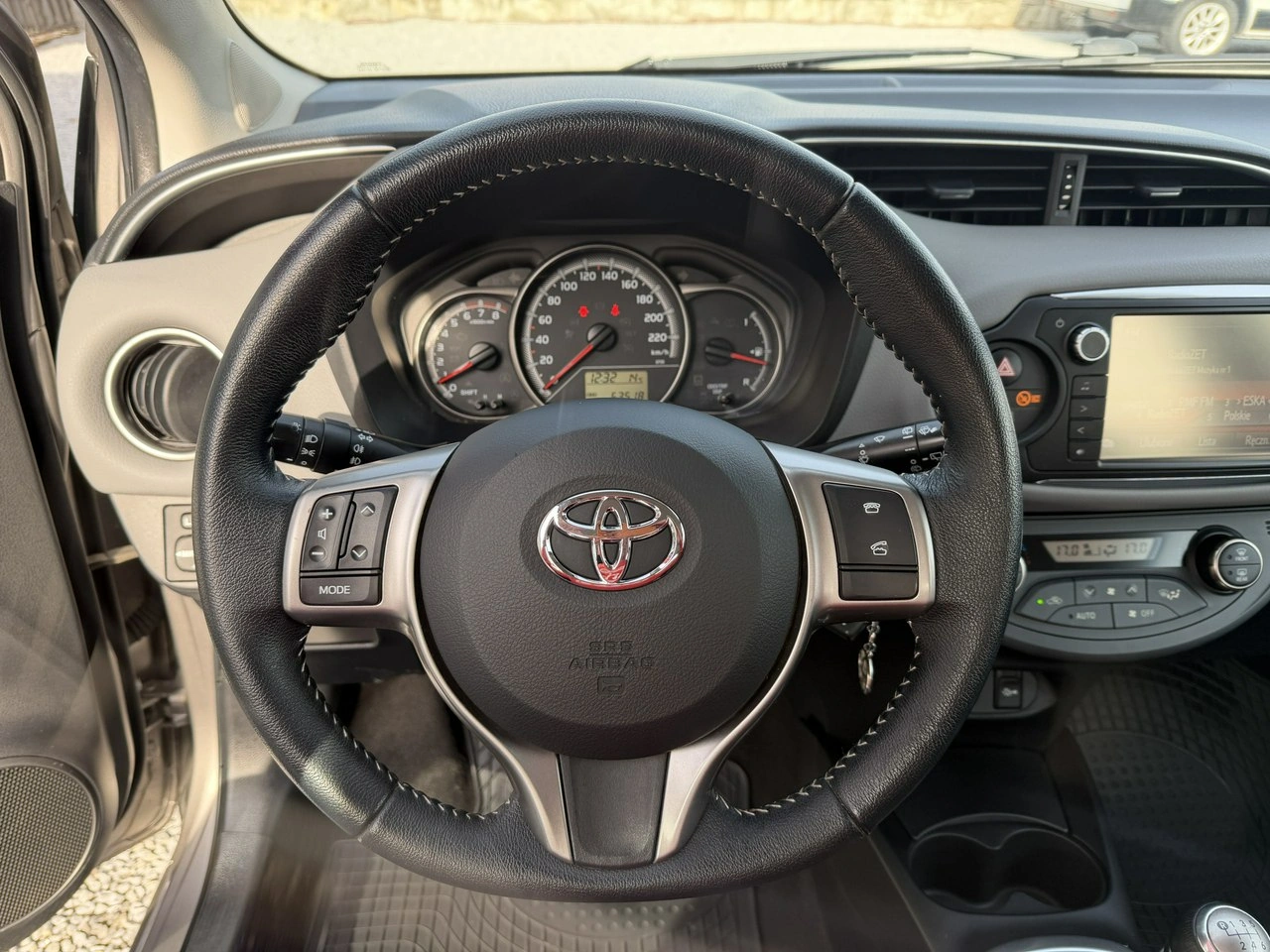 Toyota Yaris - Zdjęcie 13