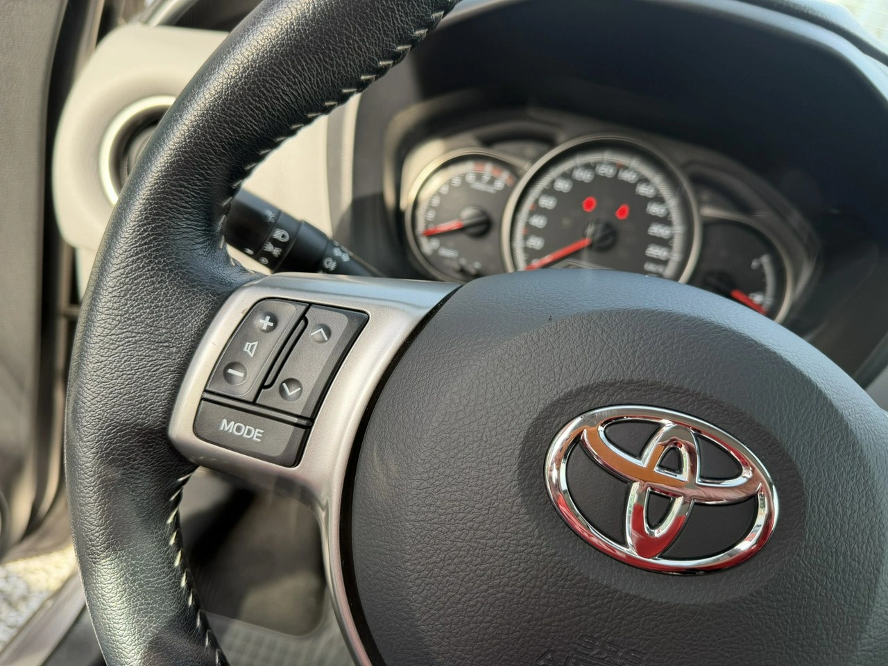 Toyota Yaris - Zdjęcie 14