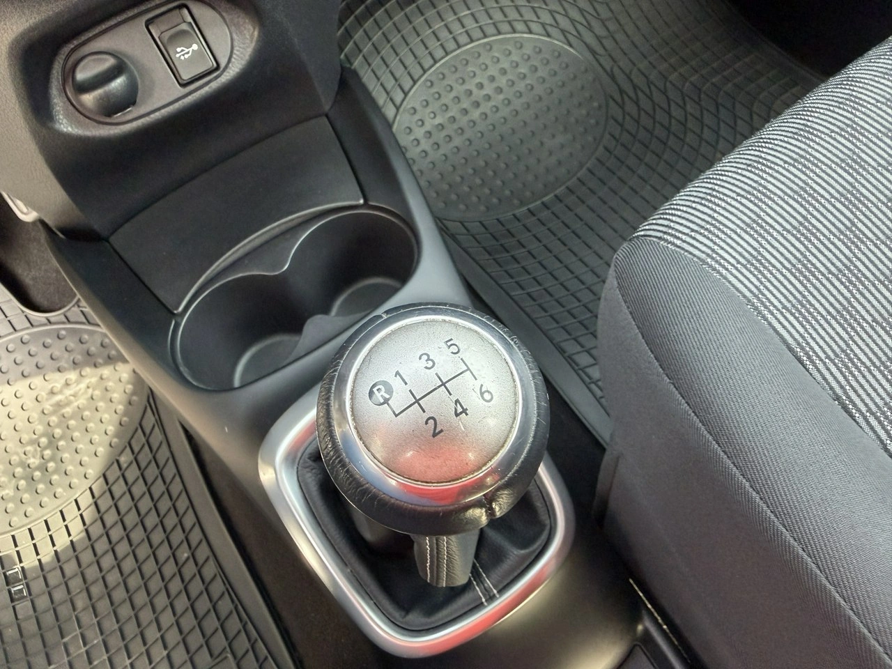 Toyota Yaris - Zdjęcie 19