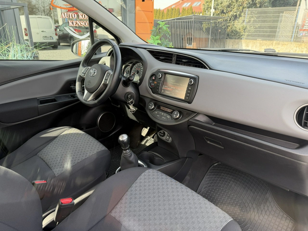 Toyota Yaris - Zdjęcie 22