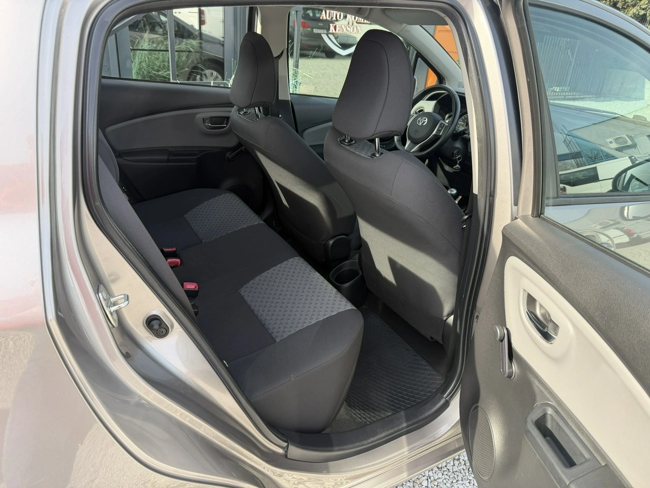 Toyota Yaris - Zdjęcie 25