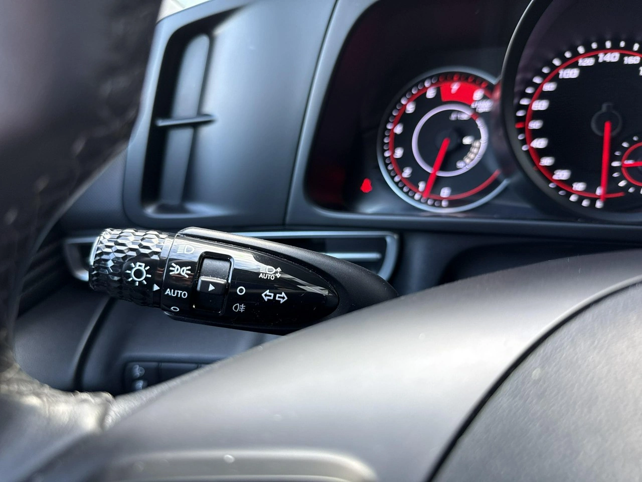 Hyundai Elantra - Zdjęcie 23