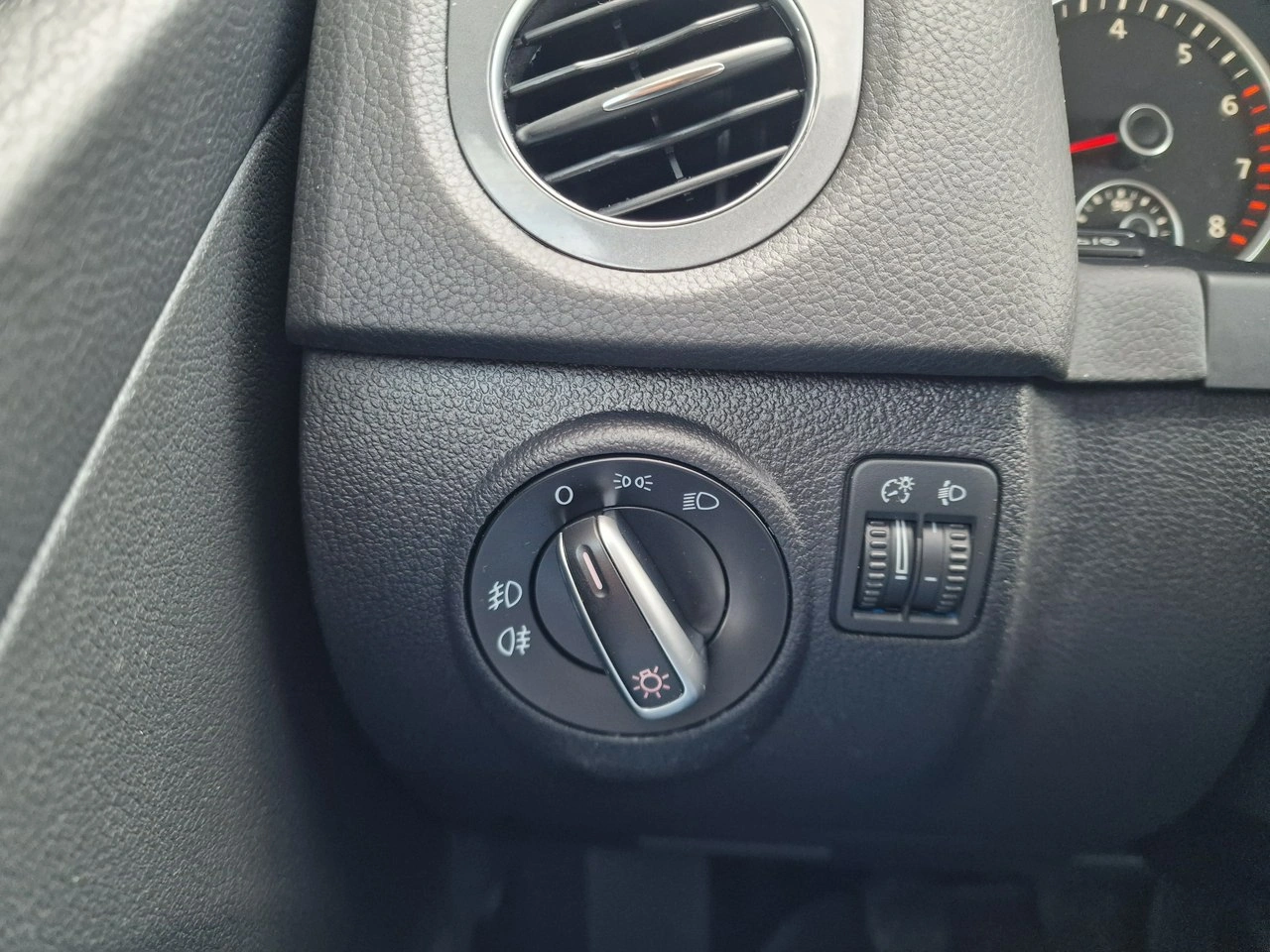 Volkswagen Tiguan - Zdjęcie 32