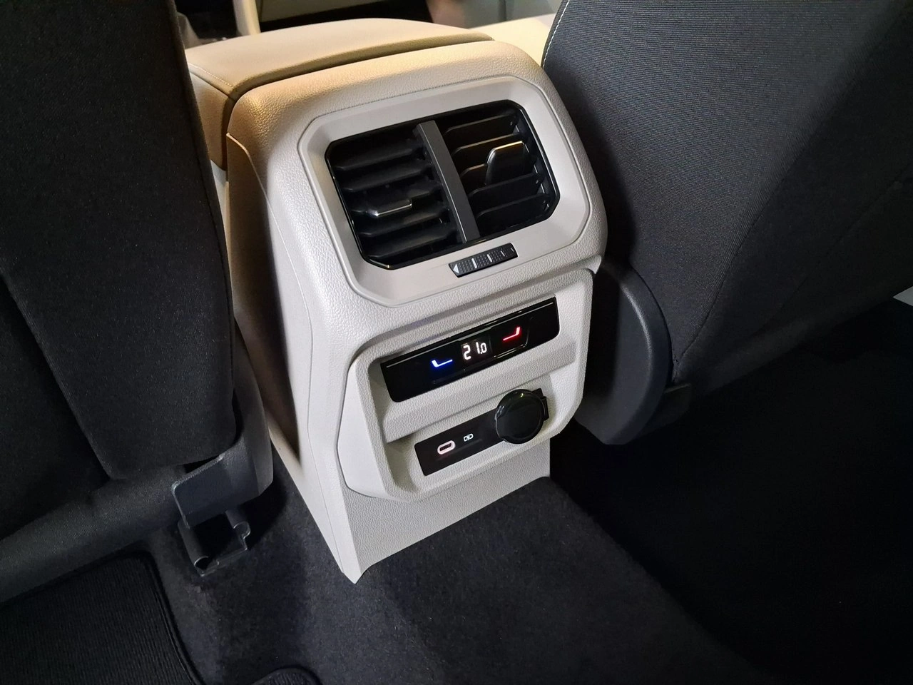 Volkswagen Tiguan - Zdjęcie 12